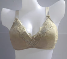 Load image into Gallery viewer, Wire free thin padded plus size bra
